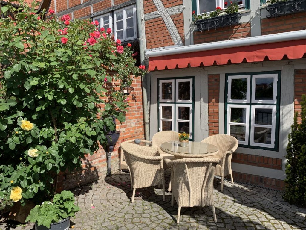 Terrasse mit Elbblick in der Ferienwohnung Ankerplatz in Lauenburg/Elbe
